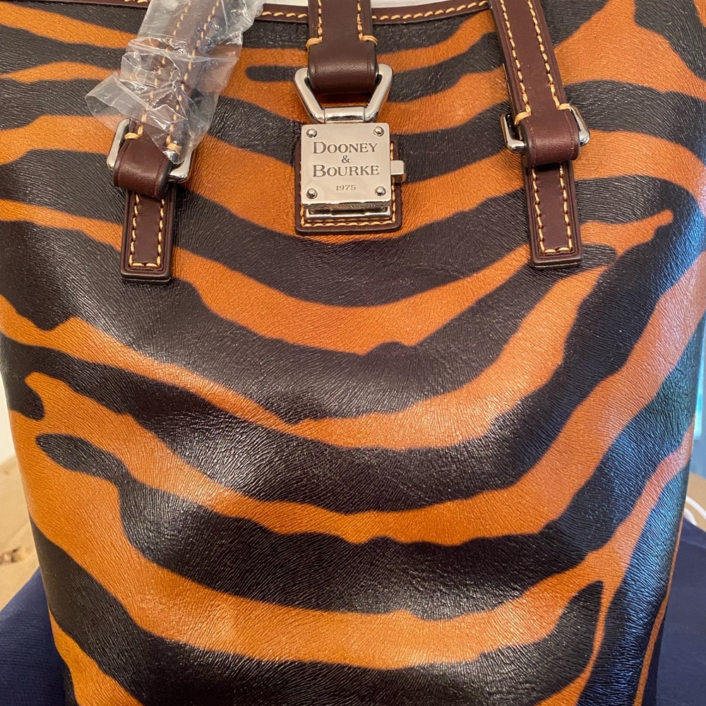 NEW Dooney & Bourke bucket bag